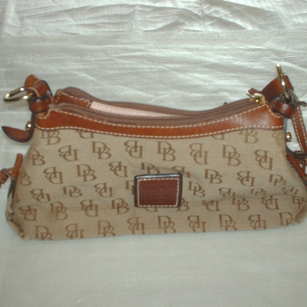 Lovely Dooney & Bourke purse - Picture 2 of 13